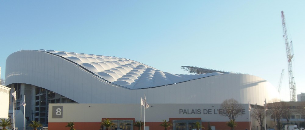 Photo du stade de l'extérieur avec des angles de vue différents 3.