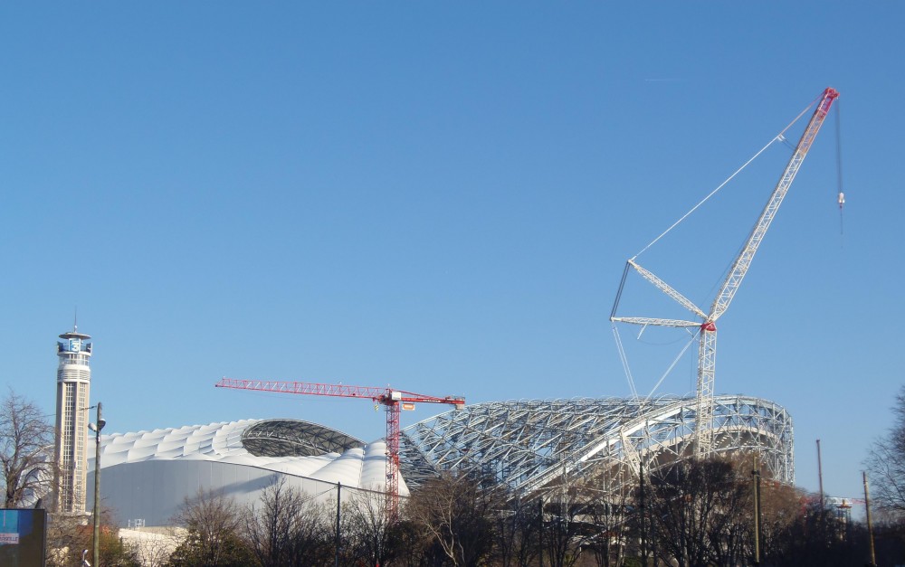 Photo du stade de l'extérieur avec des angles de vue différents 1.