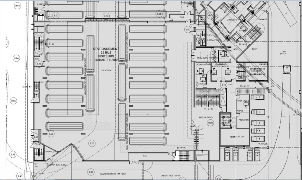 Zone mi-piscine et à droite "réception" visiteurs, phase prochaine d'extension.
