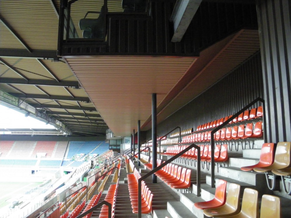 Des poteaux qui gênent sous les loges (d'origine, les loges ?)