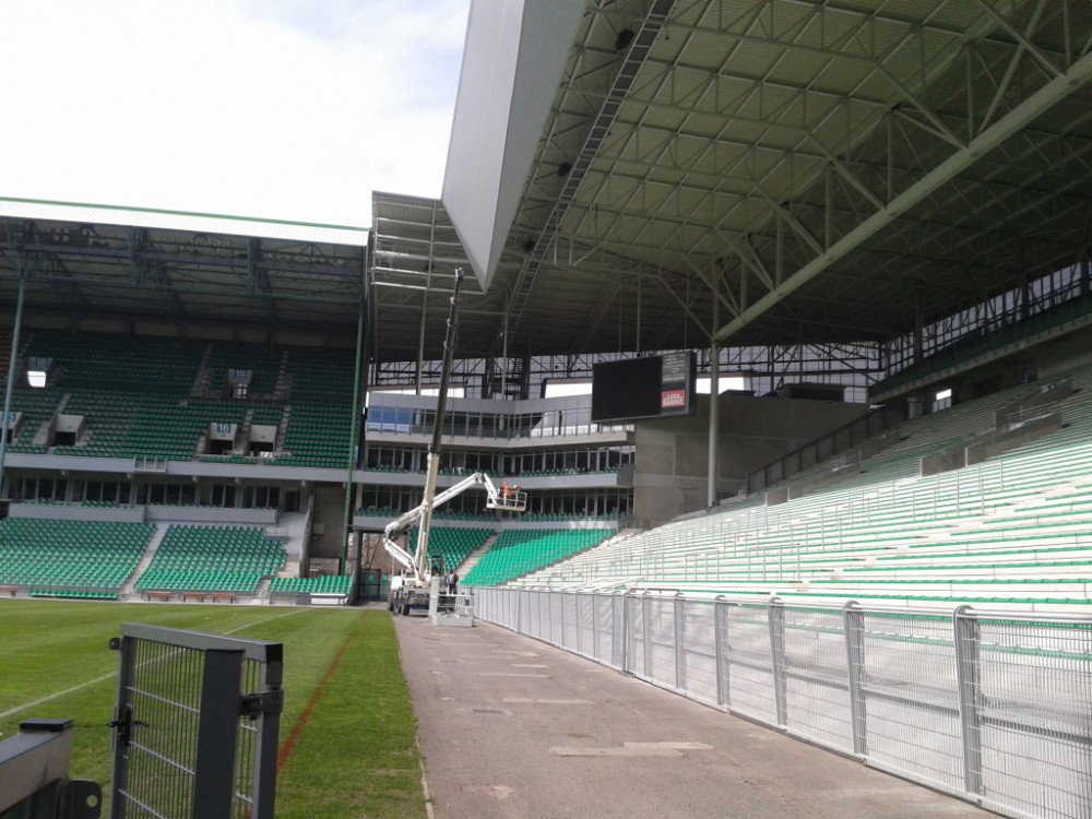 la passerelle d'éclairage a été déposée pour être remisée dans le parc derrière HP
