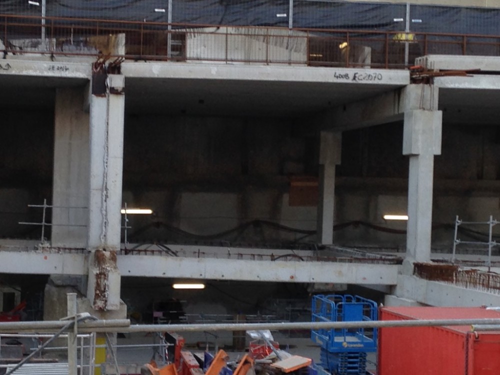 Dur à distinguer mais une série de bouches d'évacuation d'eau au plafond qui ne sont pas encore actives, on s'en doute.<br />Donc,  entre le haut qui se déverse par dessus les chéneaux, et en bas le torrent qui n'est pas évacué, à chaque pluie d'orage il faut s'attendre au torrent et à la mare.