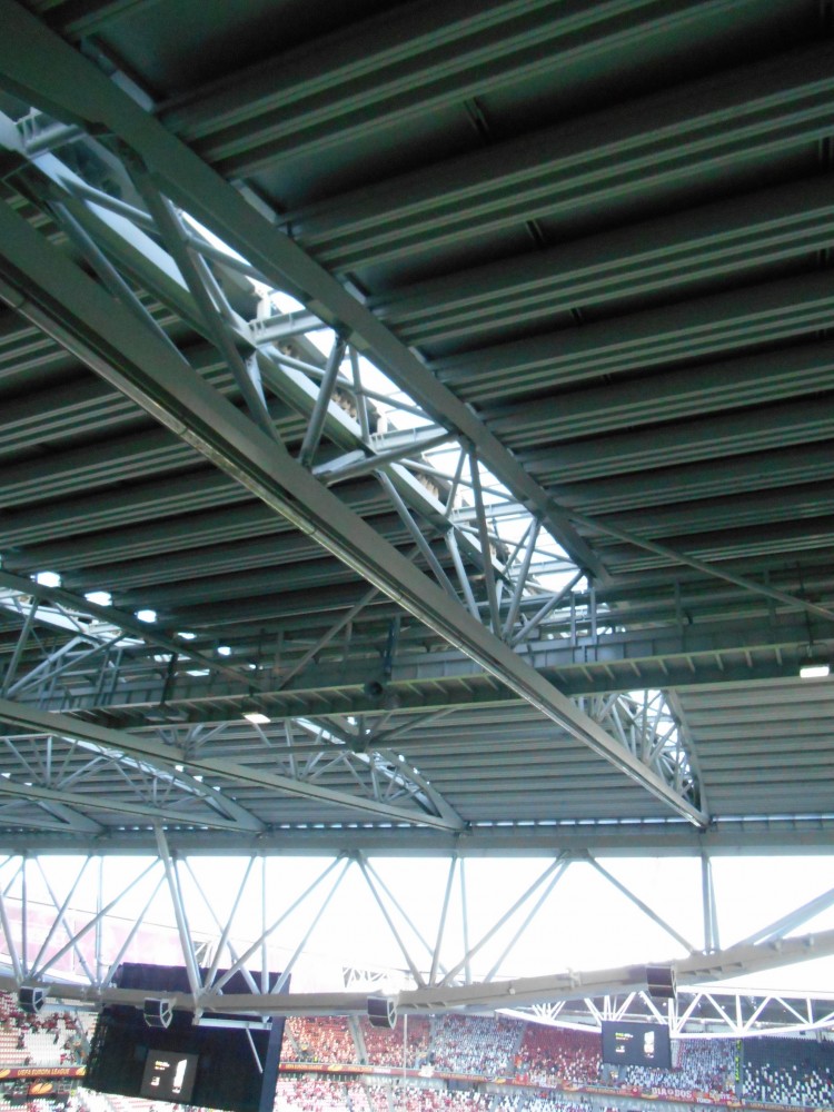 Seul "défaut" de cette magnifique toiture, ces interstices entre chaque pan de charpente, ce qui laisse passer la pluie