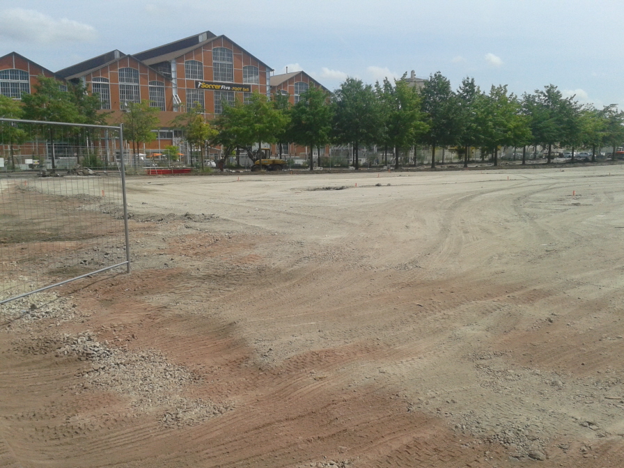 plateforme derrière Henri Point en cours de nivelage