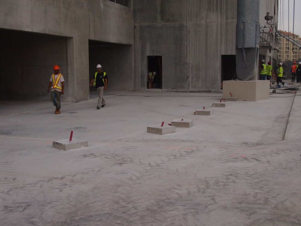 les plots au sol représentent la position de la future grille