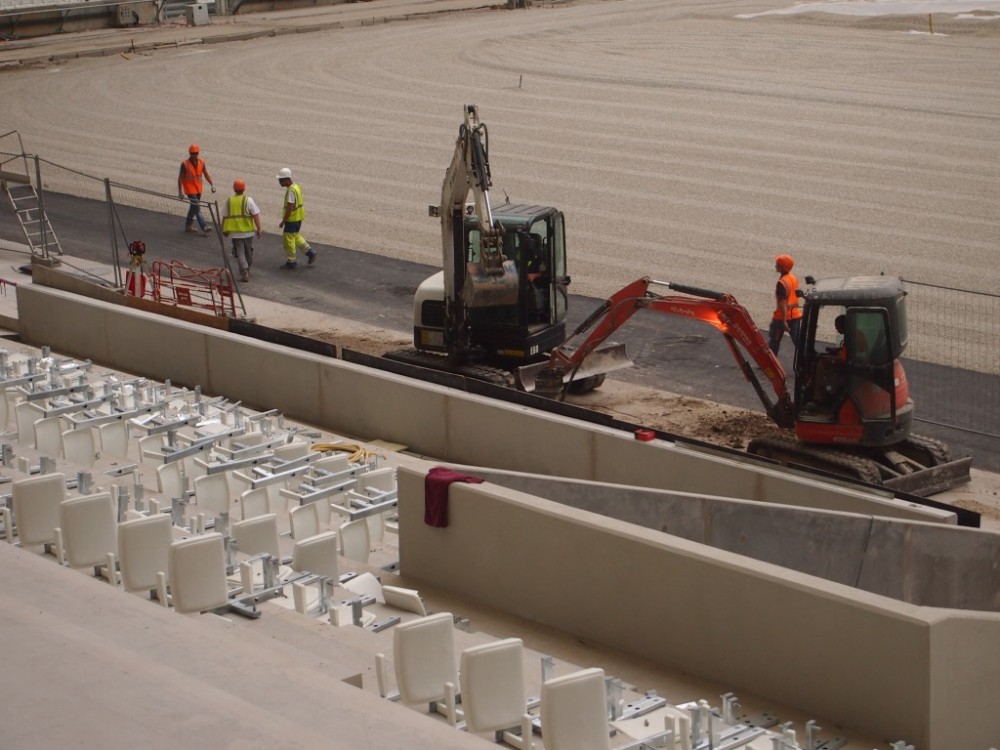 le muret contre lequel viendra s'adosser le banc des remplaçants en cours de construction