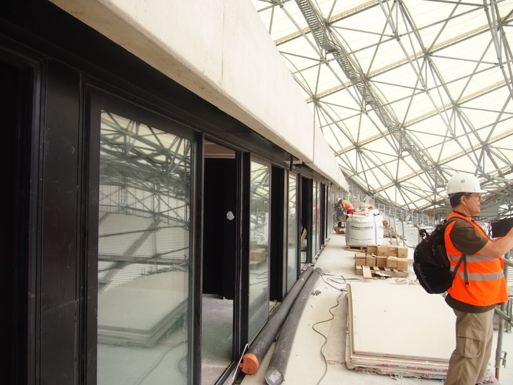 à ce niveau la partie centrale est occupée par les studios télé, les loges sont sur les cotés