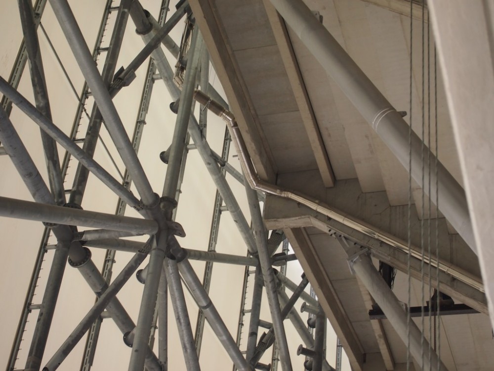 mais nous on était là pour bosser, la vue sur la mer....pfffff vue sur la conduite qui part de la chaufferie pour aller sur le toit, c'est donc bien une cheminée...