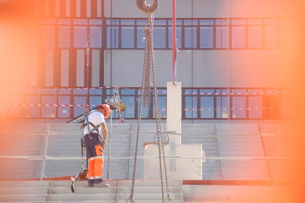 ouvrier arnaché et qui se soulage sur l'escalier du parvis JB