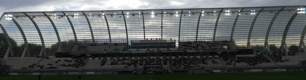 tribune VIP.JPG (2.22 Mio) Consulté 8434 fois Seule tribune avec un étage, la tribune Ouest.