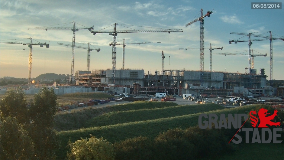 le soleil qui se lève sur le stade