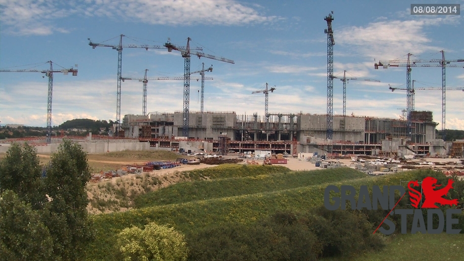 sa avance en haut a droite il commence le toit en diré