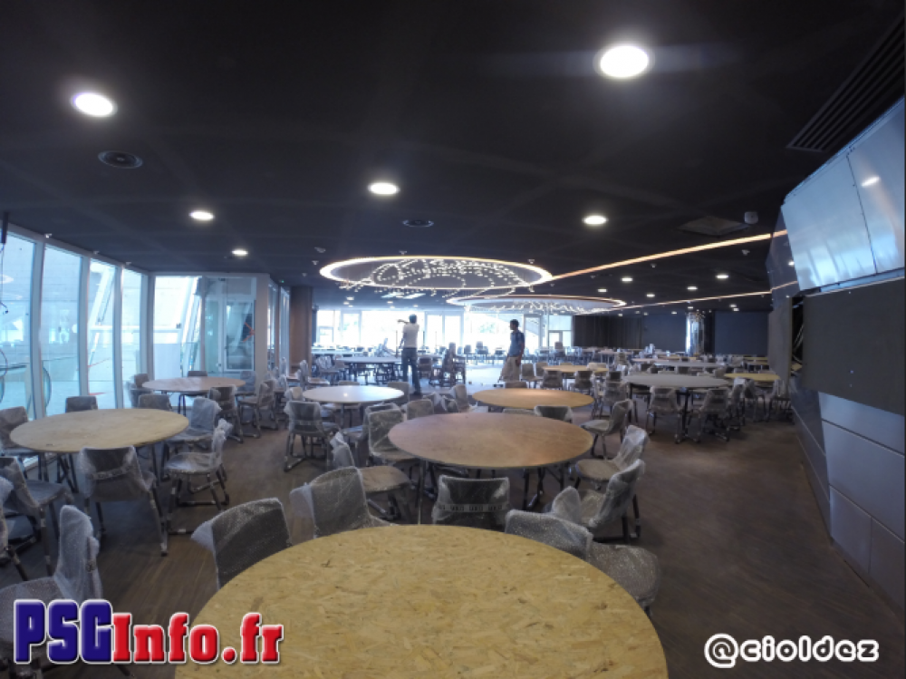 Chaise en plastique simple pas terrible.