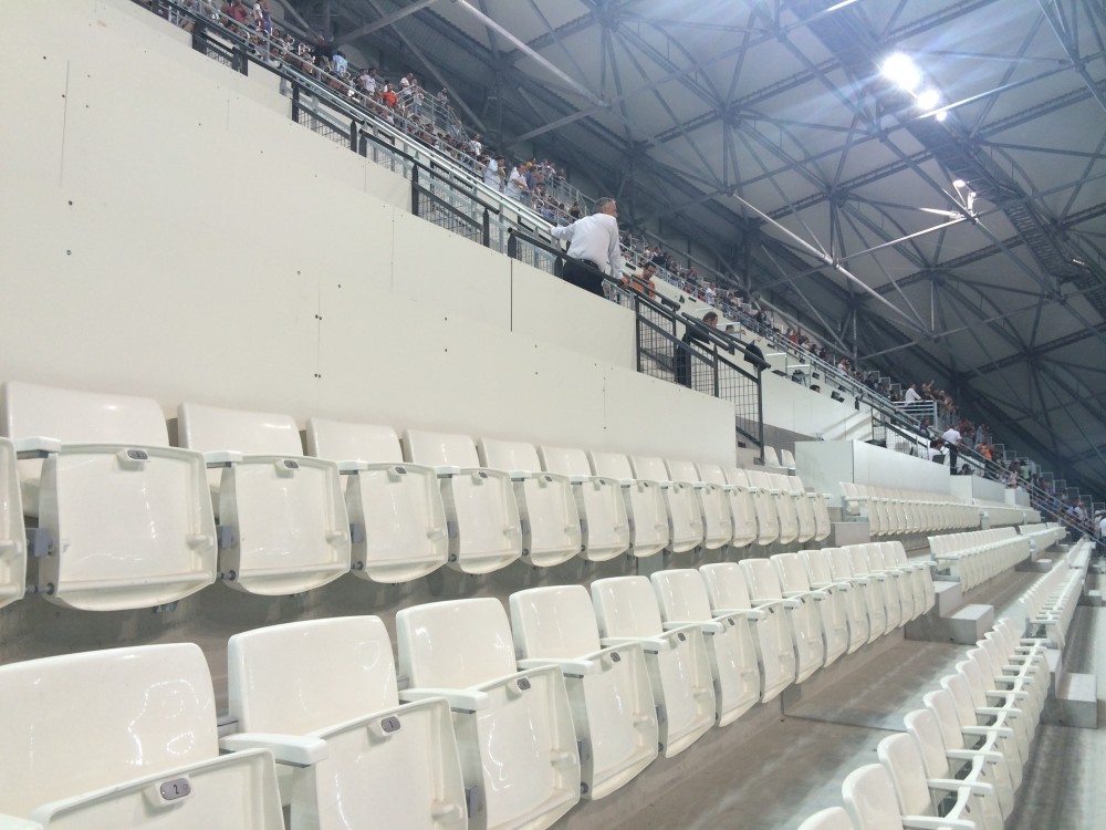 places sous la tribune de presse