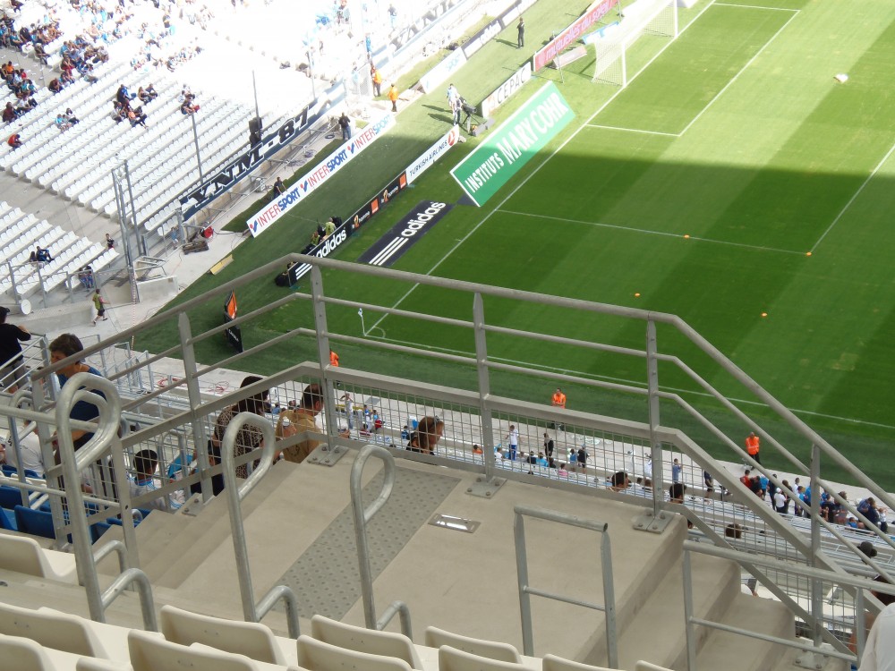 Place légèrement gênée par ces plates-formes pour l'accès à la tribune