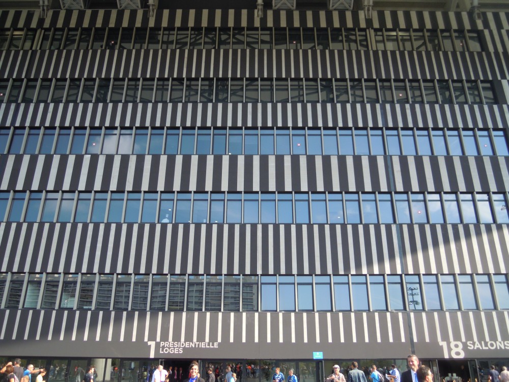 DSCN0734.JPG (2.32 Mio) Consulté 5537 fois La façade Jean Bouin et ses rayures noires