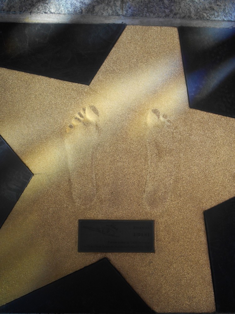 Empreintes de pieds de Zizou, entrée bloc E