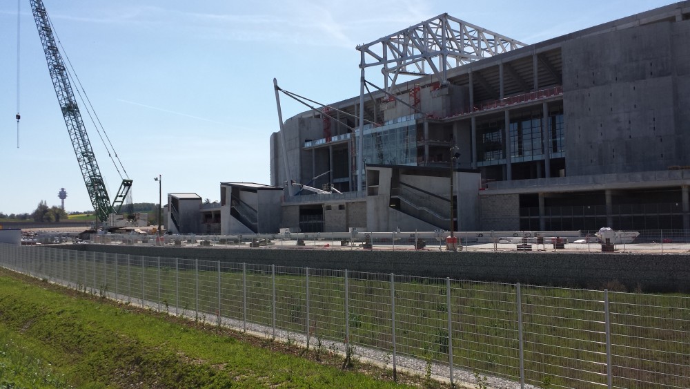 Coté Est avec d'énormes éléments préparés au sol