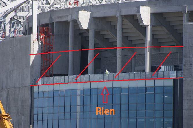 On Constate l'absence total de vitrage alors qu'il y a belle est bien un espace prévu pour cela