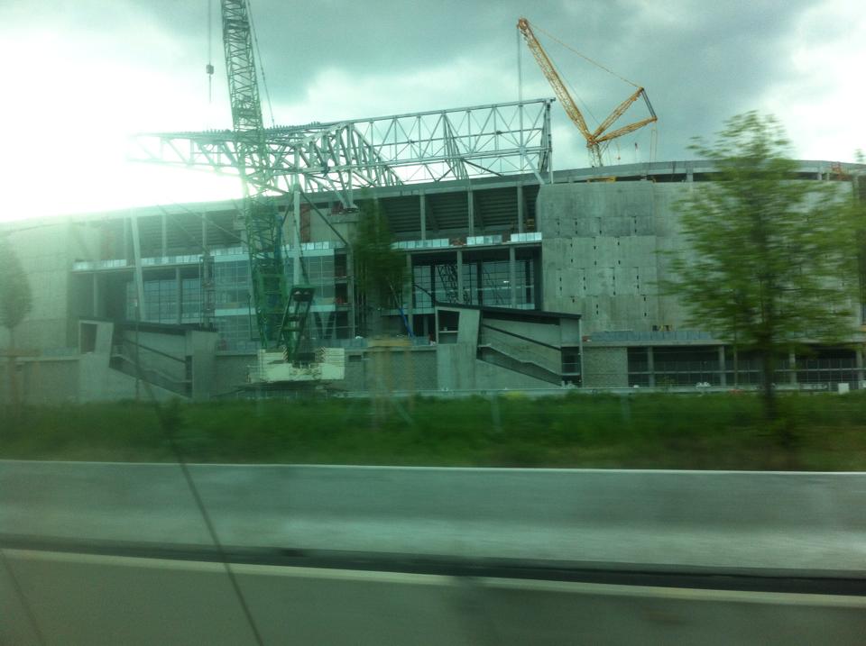 On peut voir qu'ils ont monté un mur au niveau des 2 étages de parking.