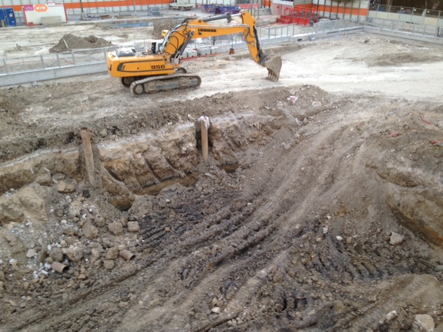Côté Ray Grassi : derrière l'engin, le sommet du mur construit en profondeur, il épouse le trajet du métro