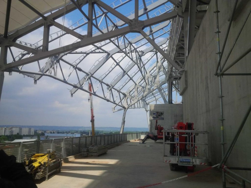 charpente parvis vue en dessous