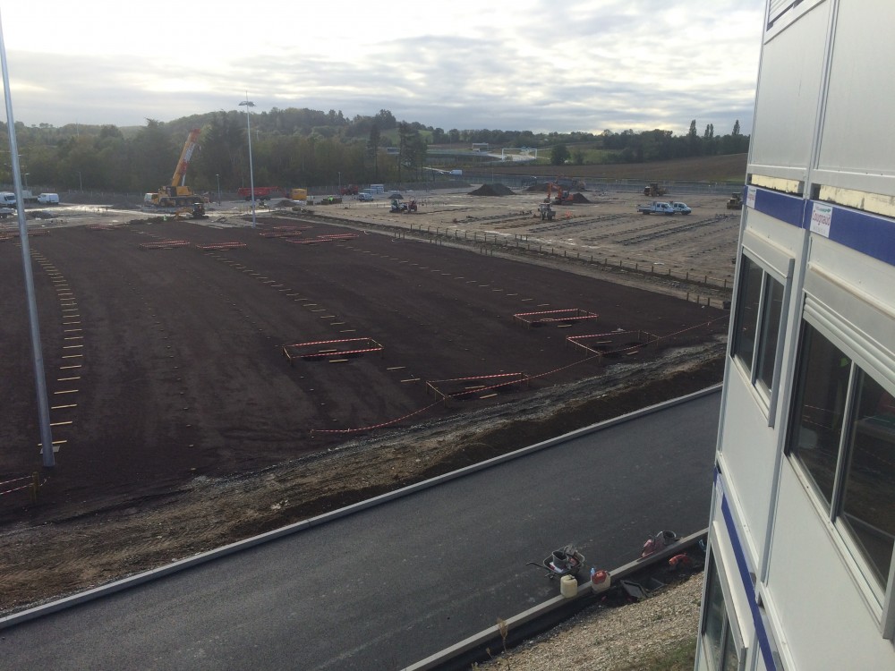 Voilà ce que ça donne le marquage des places, avec au fond l'étape d'avant, sans la pouzzolane