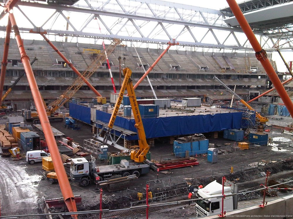Le plateau de la boite à spectacles en cours d'assemblage