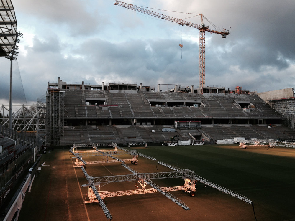 Tribune Sud le 28/01/2020, on peut voir entre l'angle de la Sud et de la Est (à gauche de la photo pour ceux qui ne connaissent pas) la charpente qui continue d'être assemblée au sol.