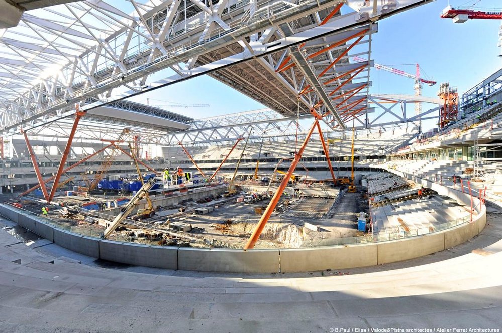 Et là, y'a quasiment plus qu'à imaginer avec les tribunes jusqu'en bas, la pelouse et les fauteuils (rouges de préférence) ...
