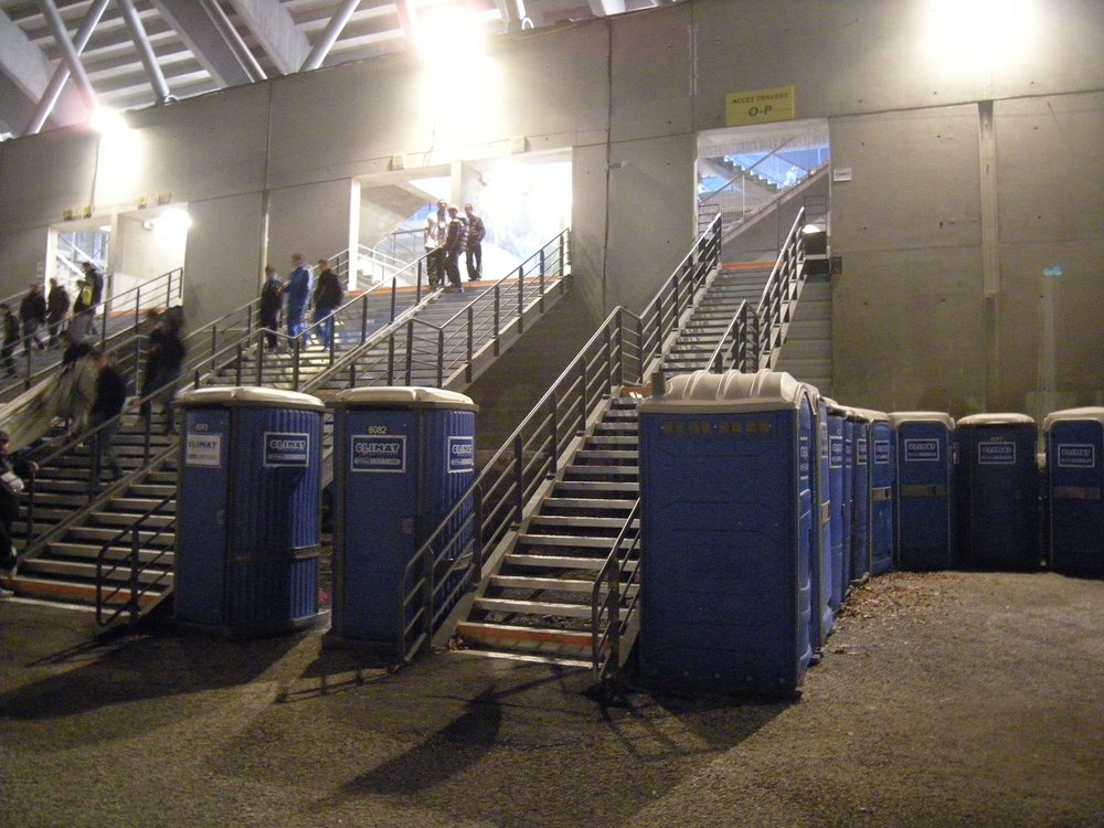 l'entrée avec les escaliers provisoires, et les toilettes actuelles en bleu