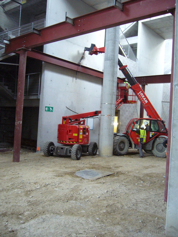 Charpente pour construction de la future dalle d'accès aux entrées de la tribune basse