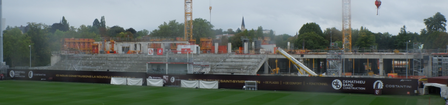 27 09 2019 suite de la pose de gradins sur une partie du secteur inférieur  sur le côté droit maintenant.PNG