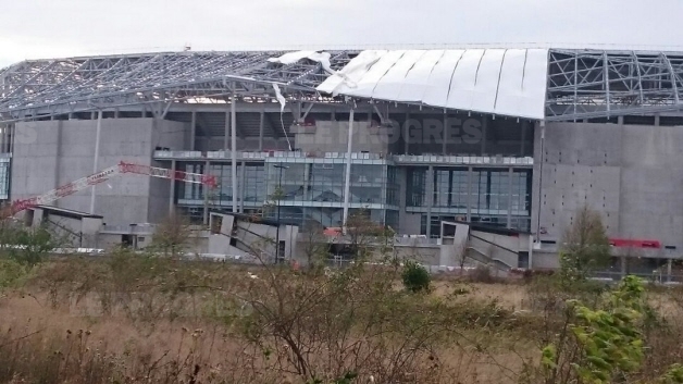 les-baches-du-grand-stade-ont-souffert-face-au-vent-photo-philippe-belda.jpg