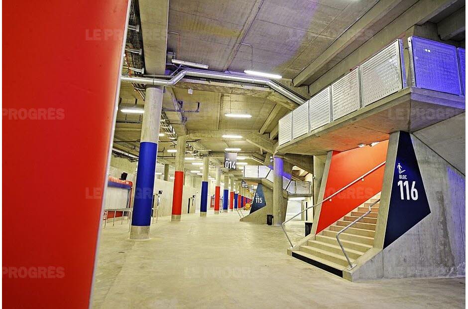 les-escaliers-pour-acceder-aux-tribunes-photo-richard-mouillaud-1452185560.jpg