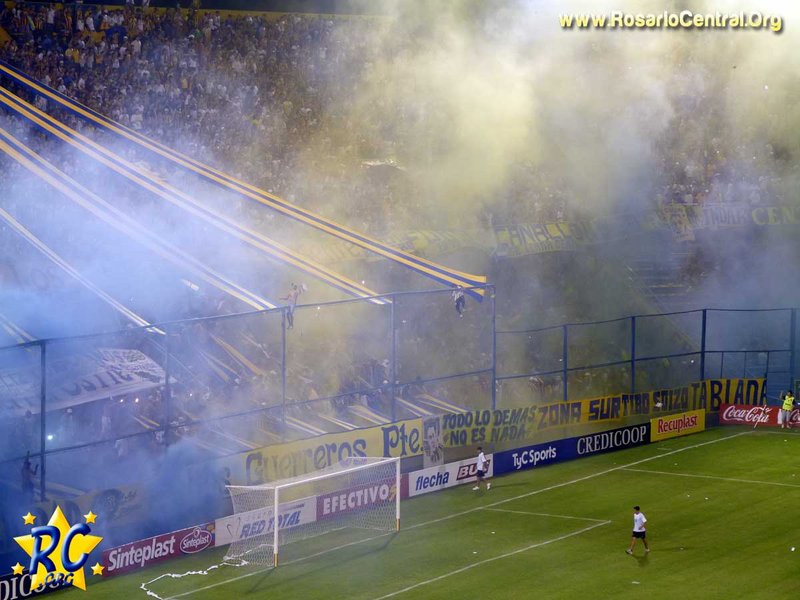 Hinchada_de_Rosario_Central_Bandera 2.jpg